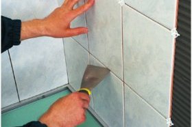 Между элементами кафеля обязательно должны быть технологические швы При укладке кафеля необходимо делать технологические швы с помощью дистанционных крестиков